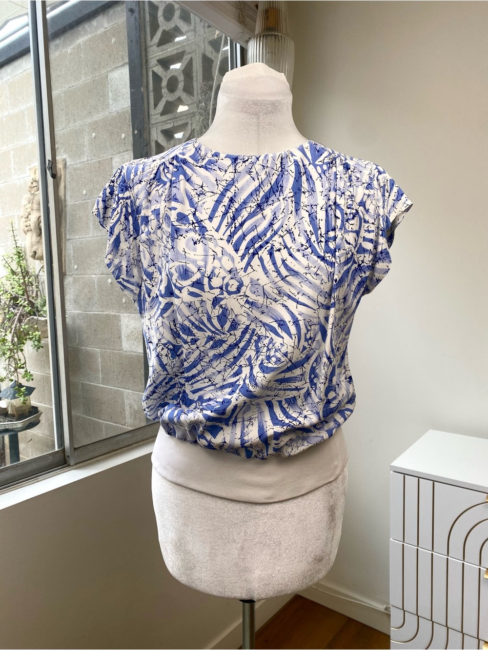 Vintage Shapely Blue Abstract Rayon Blouson Top, Size M - Picture 2 of 8